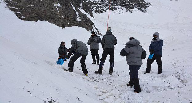 Спасательные работы в горах. Фото http://www.fhn.gov.az/index.php?aze%2Fnews%2Fxeber%2F2018%2F1%2F17%2F26772