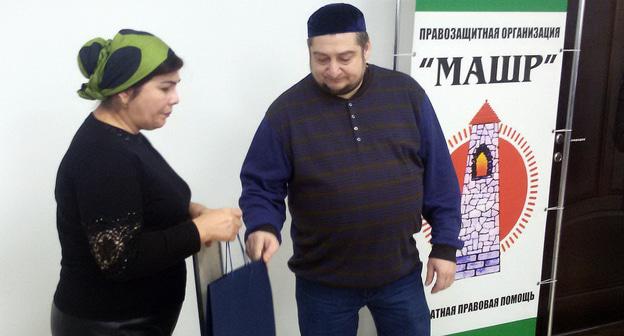 Пятимат Далиева получает премию конкурса "Герои гражданского общества" правозащитной организации "Машр" из рук Магомеда Муцольгова. Фото  Тимура  Абадиева для "Кавказского узла"
