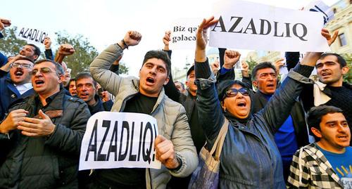 Активисты партии "Мусават" скандируют участники акции скандируют "Свобода!" Фото Азиза Каримова для "Кавказского узла"