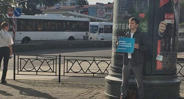 Активист Дмитрий Титков в одиночном пикете. Сочи. Фото Светланы Кравченко для "Кавказского узла"