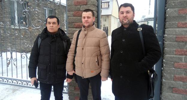 Адвокаты фигурантов ялтинского дела "Хизб ут-Тахрир": Эмиль Курбединов, Айдер Азаматов, Эдем Семедляев у входа в военный суд. Фото Константина Волгина для "Кавказского узла"
