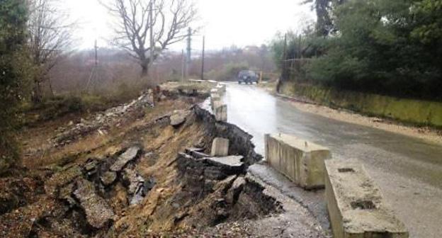 Обвал дороги в Сочи. Фото: пресс-служба департамента транспорта и дорог администрации Сочи, https://www.yuga.ru
