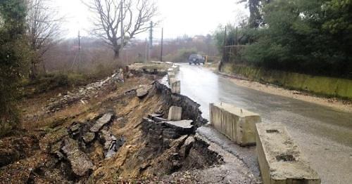 Обвал дороги в Сочи. Фото: пресс-служба департамента транспорта и дорог администрации Сочи, https://www.yuga.ru