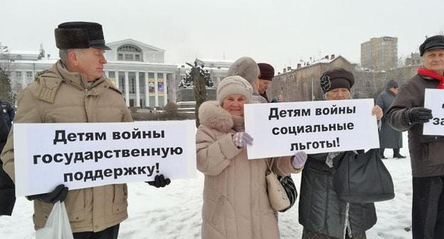 В Волгограде члены организации "Дети войны" приняли участие в пикете коммунистов, на котором потребовали принять закон, наделяющий их специальным статусом. 25 января 2018 г. Фото Татьяны Филимоновой для "Кавказского узла"