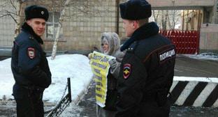 Сотрудники полиции возле пикетчицы у телецентра в Ростове-на-Дону. 25 января 2018 г. Фото предоставлено Юлией Собиной для "Кавказского узла"
