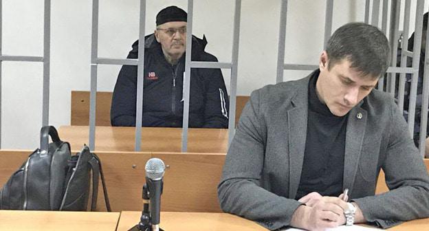 Оюб Титиев (слева) и его адвокат Петр Заикин. Фото: Пресс-служба ПЦ Мемориал