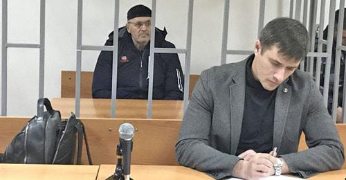 Оюб Титиев (слева) и его адвокат Петр Заикин. Фото: Пресс-служба ПЦ Мемориал