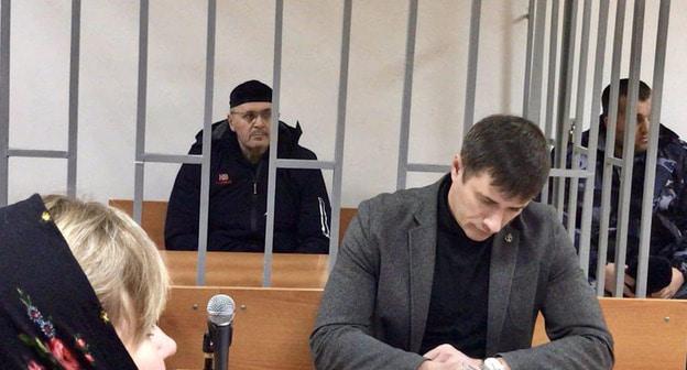 Оюб Титиев (слева) и его адвокат Петр Заикин. Фото: Пресс-служба ПЦ Мемориал