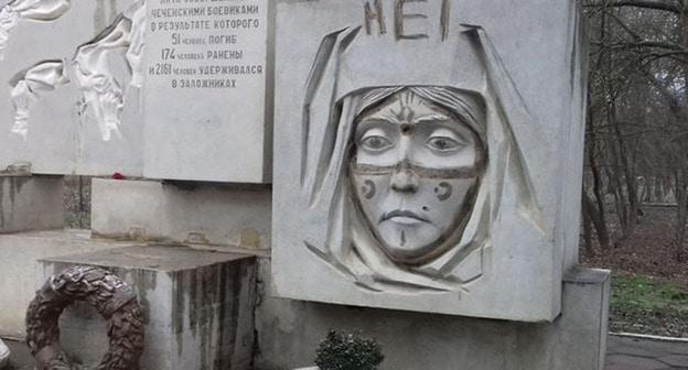 Оскверненный памятник жертвам атаки боевиков на Кизляр. Фото: пресс-служба администрации Кизляра