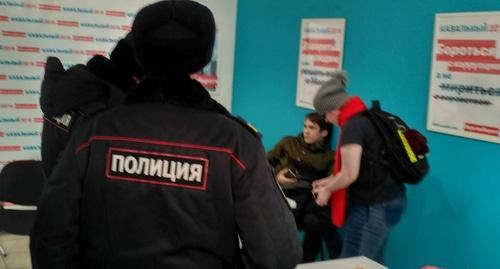 Сотрудники полиции в штабе Навального. Астрахань, 28 января 2018 года. Фото Елены Гребенюк для "Кавказского узла".