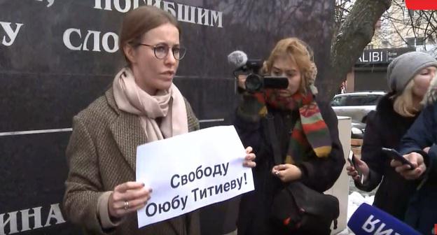 Ксения Собчак проводит пикет в Грозном. 28 января 2018 года. Фото: скриншот видео https://www.youtube.com/watch?v=wb0r_QCeIbM&t=1784s