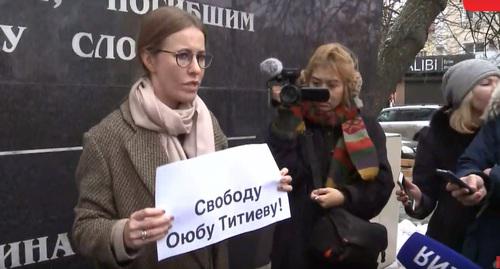 Ксения Собчак проводит пикет в Грозном. 28 января 2018 года. Фото: скриншот видео https://www.youtube.com/watch?v=wb0r_QCeIbM&t=1784s