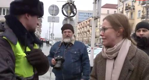 Ксения Собчак обращается к полицейскому с жалобой на провокаторов. Фото: скриншот видео https://www.youtube.com/watch?v=wb0r_QCeIbM&t=1784s