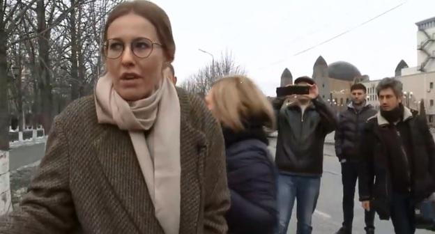 Ксения Собчак в Грозном. Кадр видео  https://www.youtube.com/watch?v=wb0r_QCeIbM