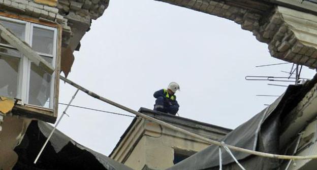 Сотрудник МЧС  на крыше разрушенного дома. Волгоград, 16 мая 2018 г. Фото Татьяны Филимоновой для "Кавказского узла"