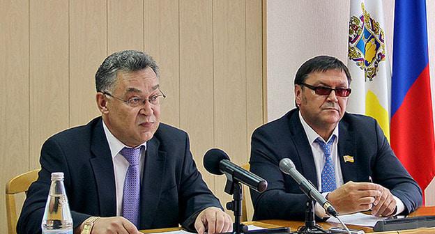 Сергей Батынюк (слева). Фото Ирины Проворовой http://www.nevworker.ru/