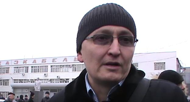 Сотрудник "Кавказкабеля" Фото: Стоп-кадр видео Рабочие завода "Кавказкабель" требуют зарплату (КБР), https://www.youtube.com/watch?v=yVnG3BHP7hc