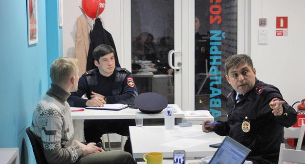 Сотрудники полиции в штабе Навального. 30 января 2018 г. Фото Светланы Кравченко для "Кавказского узла"