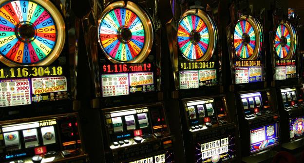 Игровые автоматы. Фото en:User:Pcb21 -https://ru.wikipedia.org/wiki/Игровой_автомат_(азартные_игры) 