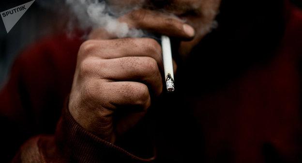 Сигарета. Фото  Sputnik/ Константин Чалабов https://ru.armeniasputnik.am/analytics/20170829/8448909/tabachnye-boi-v-armenii-komu-vygodny-novye-ogranicheniya-i-zaprety.html
