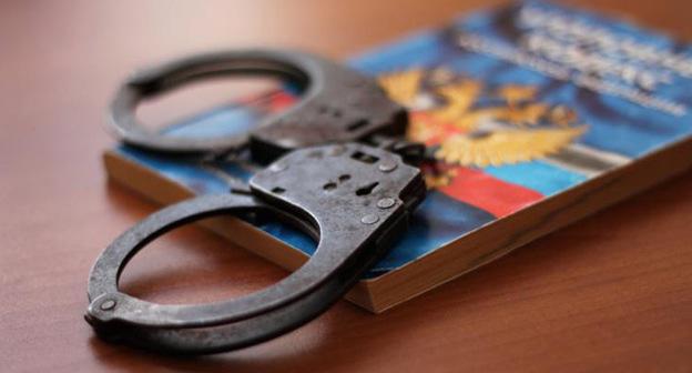 Уголовный кодекс и наручники. Фото: Валентина Мищенко / Югополис