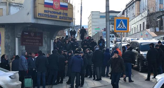 Сторонники мэра Махачкалы Мусы Мусаева собрались у здания Верховного суда Дагестана. Махачкала, 1 февраля 2018 года. Фото корреспондента "Кавказского узла"