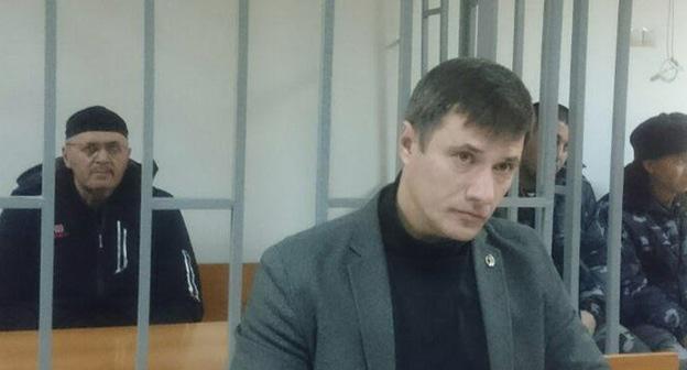 Оюб Титиев (слева) и его адвокат Петр Заикин. Фото: Пресс-служба ПЦ Мемориала