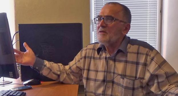 Казим Нурмагомедов - отец обвиняемого в финансировании боевиков Шамиля Нурмагомедова - во время интервью "Кавказскому узлу". Стопкадр видео http://www.kavkaz-uzel.eu/videos/4969