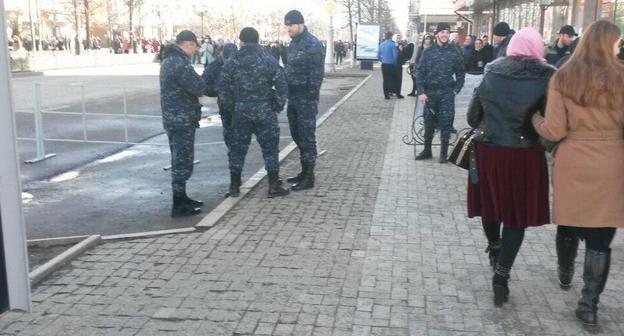 Оцепление силовиков на пр. Путина и ул. Лорсанова в Грозном. 3 февраля 2018 года. Фото корреспондента "Кавказского узла".