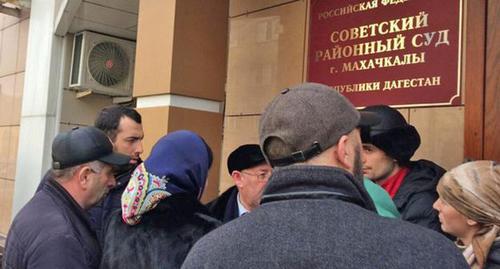 Родственники обвиняемых ожидают решения у здания Советского суда в Махачкале. Декабрь 2017 года. Фото: North Caucasus Service (RFE/RL)