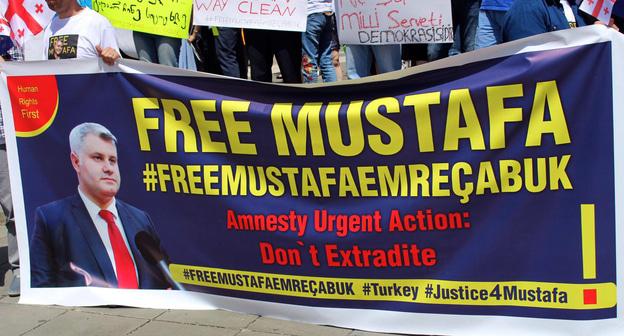 Плакат "Свободу Мустафе. Срочная амнистия: Не экстрадируйте" Тбилиси, 07.06.2017. Фото Инны Кукуджановой для "Кавказского узла"