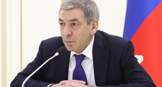 Абдусамад Гамидов. Фото http://www.e-dag.ru/novosti/novosti-pravitelstva/vrio-premer-ministra-zatreboval-otchet-u-glav-mo-o-vyplate-zarabotnoj-platy-rabotnikam-byudzhetnoj-sfery.html