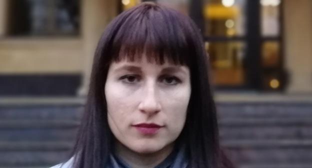 Елена Носова у здания суда в Сочи. Фото: Светлана Кравченко для "Кавказского узла".