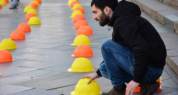 Акция "За безопасный труд" перед зданием парламента Грузии. 5 февраля 2018 года. Фото Галины Готуа для "Кавказского узла".