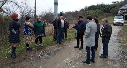  Глава сельской администрации выехал на место посмотреть дорогу. Фото Светланы Кравченко для "Кавказского узла"