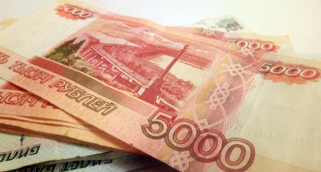 Денежные купюры. Фото Нины Тумановой для "Кавказского узла"