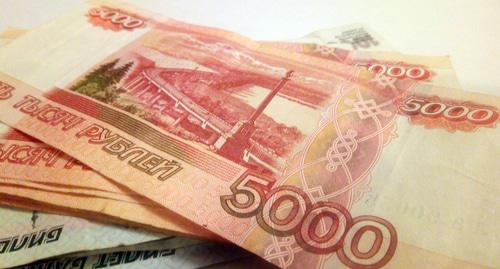 Денежные купюры. Фото Нины Тумановой для "Кавказского узла"