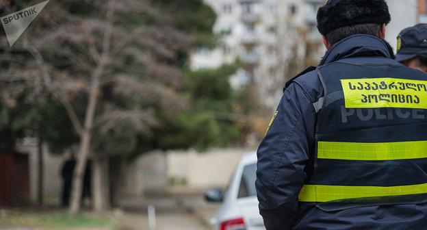 Сотрудник полиции на месте преступления. Фото  Sputnik / Levan Avlabreli
https://sputnik-georgia.ru/incidents/20180207/239209925/Zhestokaja-rasprava-s-semej-polkovnika-zapasa-v-Tbilisi-novye-detali.html