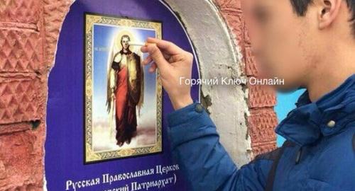 Фотография, на которой житель Краснодарского края потушил сигарету об икону в храме. Фото vk.com/gorkl