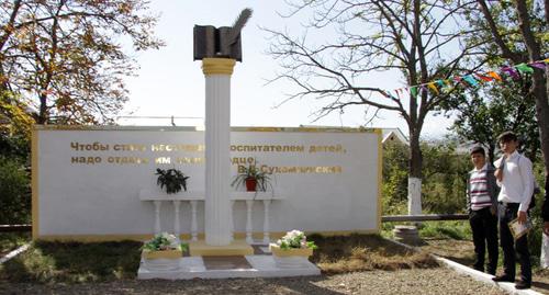 Открытие памятника в ДСШ. Фото  Маюдин, http://odnoselchane.ru/?page=photos_of_category&sect=617&com=photogallery