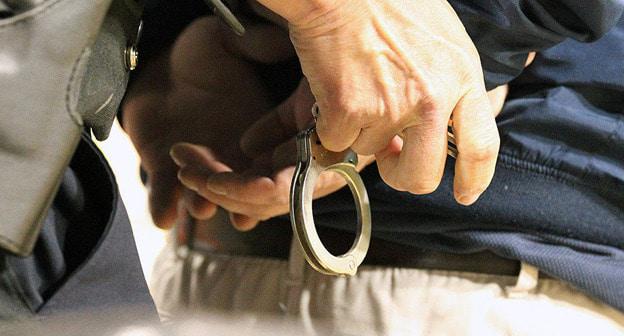 Наручники одевают на подозреваемого. Фото пользователя CC BY-SA 2.0 / Flickr / Keith Allison / handcuffs
https://ru.sputnik.az/incidents/20170523/410412223/azerbajdzhanskij-hirurg-zaderzhan-gruzija-transplantacija.html