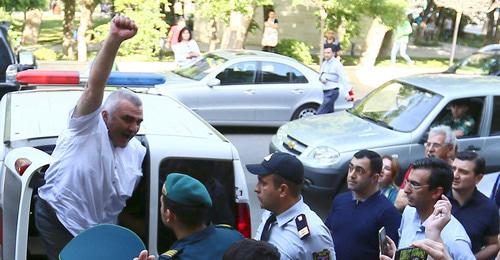 Афган Мухтарлы возле здания суда. Май 2017 г. Фото: REUTERS/Aziz Karimov