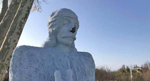 Неизвестные осквернили мемориал в честь павших защитников Абхазии, строительство которого ведется в поселке Алгыт в Гудауте. 7 февраля 2018 г. Фото: Sputnik Бадри Есиава