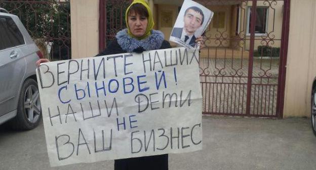 Мать похищенного Магомеда Караханова на пикете у дербентской прокуратуры. 9 февраля 2018 года. Фото предоставлено "Кавказскому узлу" Гулей Карахановой.