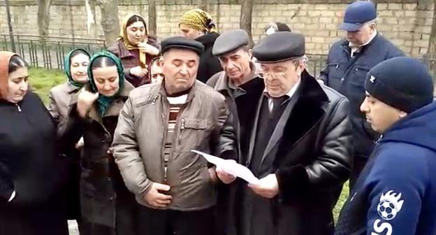 Родственники пропавшего устроили акцию протеста. Дербент, 11 февраля 2018 года. Фото корреспондента "Кавказского узла" 
