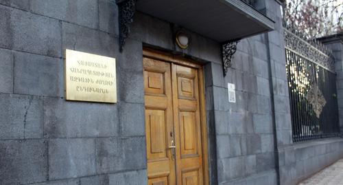Вход в здание парламент Армении. Фото Армине Мартиросян для "Кавказского узла"