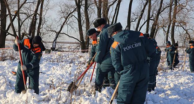 Сотрудники МЧС на месте крушения.
Фото: Степан Змачинский http://www.mchsmedia.ru/focus/item/6563447/