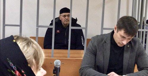 Оюб Титиев и его адвокат Петр Заикин в зале суда. Фото корреспондента "Кавказского узла"
