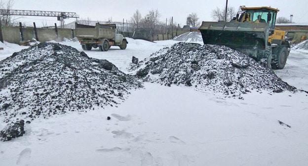 Гуманитарный уголь для шахтеров. Гуково, 13 февраля 2018 г. Фото Вячеслава Прудникова для "Кавказского узла"