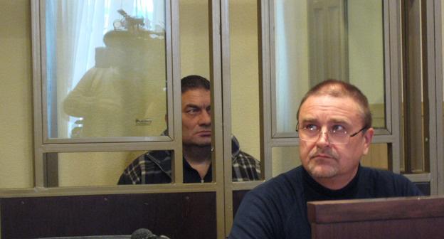 Бадрудди Даудов (слева) и его адвокат Александр Гуров в зале суда. Фото Константина Волгина для "Кавказского узла"